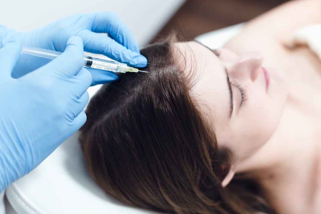 REVU Klinika plaukų slinikimo gydymas REVU Klinika plaukų slinikimo gydymas